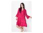 Vrouw in een fuchsia jurk met lange mouwen, ruches, V-hals en knopen.