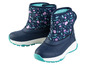 Twee blauwe winterschoenen met een bloemenprint