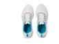 Een paar witte sportschoenen met blauwe en grijze details, van bovenaf gezien.