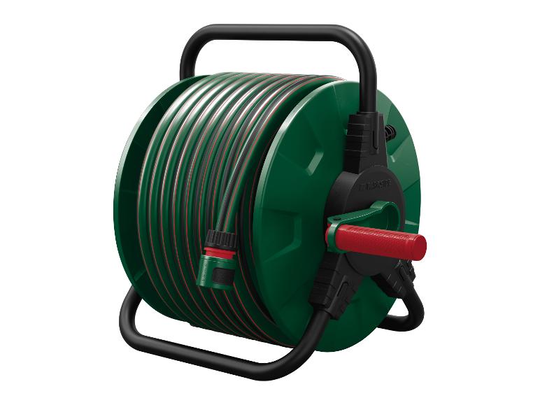 Groene tuinslanghaspel met opgerolde slang en rood handvat