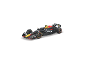 Een zwarte en rode raceauto met prominente sponsorlogo's, schuin van voren gefotografeerd.
