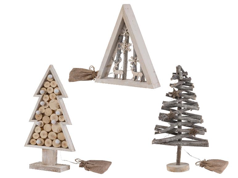 Drie houten kerstboomdecoraties met lichtslingers en een jutezak.