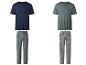 Twee sets herenpyjama's in verschillende kleuren en patronen.