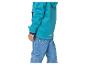 Kind draagt een turquoise jas en een blauwe spijkerbroek.