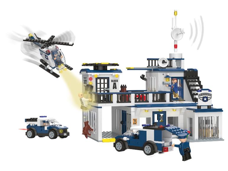 Speelgoed politiebureau met helikopter, politieauto's en figuren.