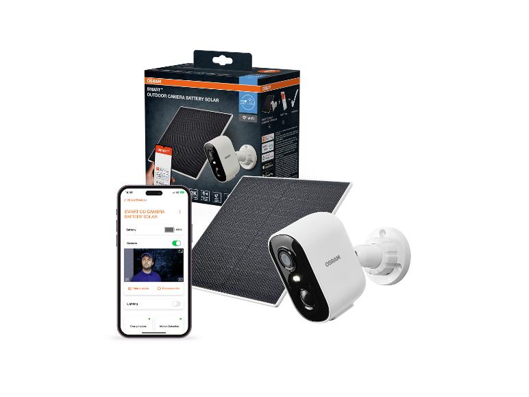 Slimme buitencamera met zonnepaneel, verpakking en smartphone-app-interface.