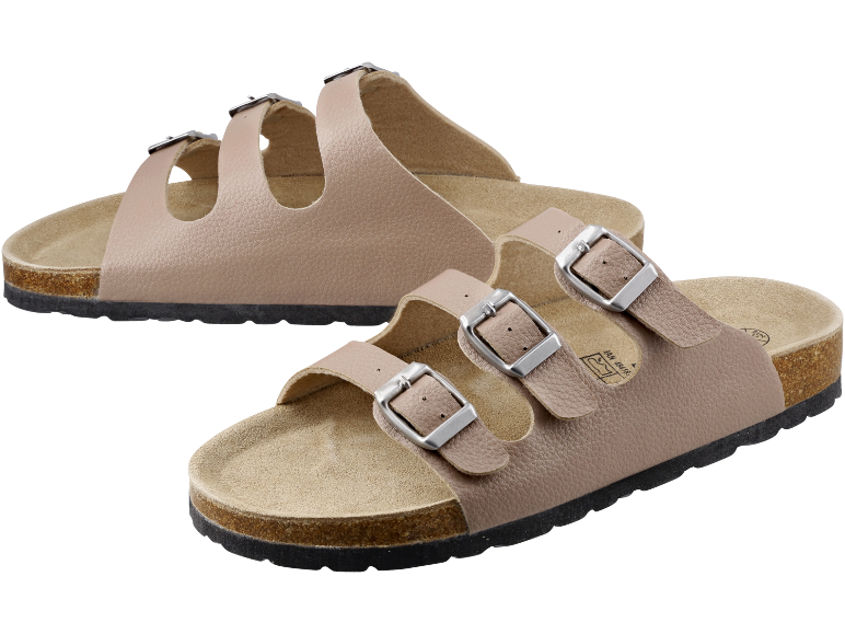 Twee beige sandalen met drie gespen en kurkzool.