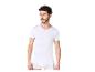 Man in wit T-shirt met korte mouwen en witte boxershort.