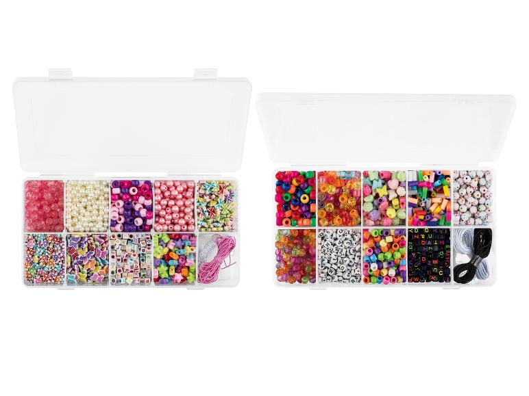 Twee doorzichtige plastic dozen gevuld met diverse kleurrijke kralen en touwtjes voor het maken van sieraden.
