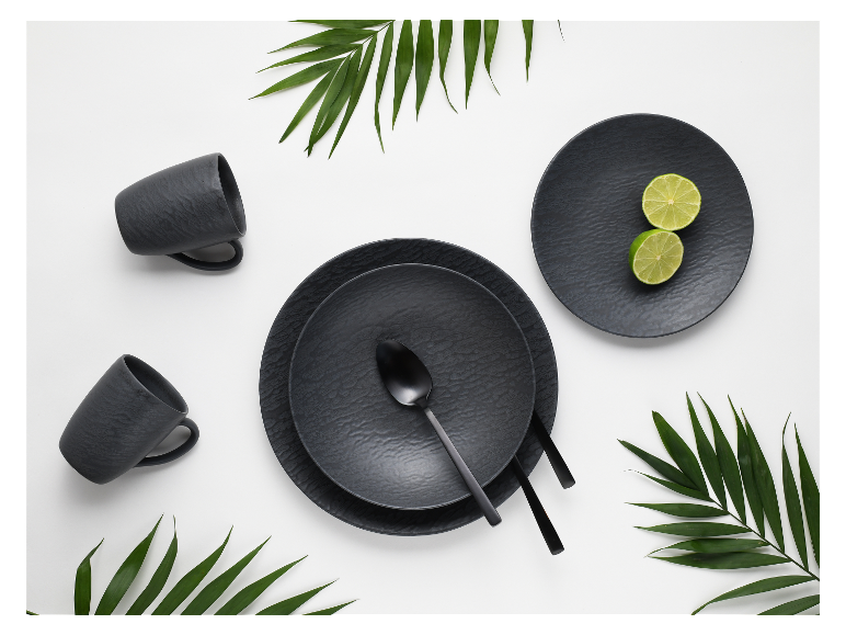 Matzwarte servies, mokken en limoen.