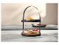 Twee-laags serveerstandaard met houten basis, met gebak, aardbeien en macarons.
