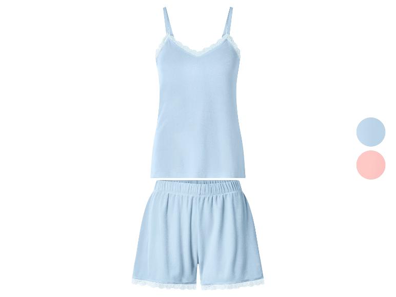 Blauwe damespyjama met kanten details, bestaande uit een topje en een short.