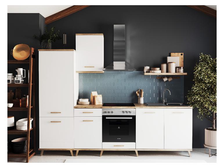 Moderne keuken met witte kasten, houten accenten, blauwe tegelachterwand en een zwarte oven.