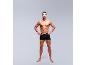 Shirtloze man in zwarte boxershort met handen in de zij, pronkend met gespierd lichaam.