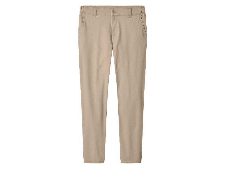 Een beige broek met rechte pijpen en knoopsluiting.