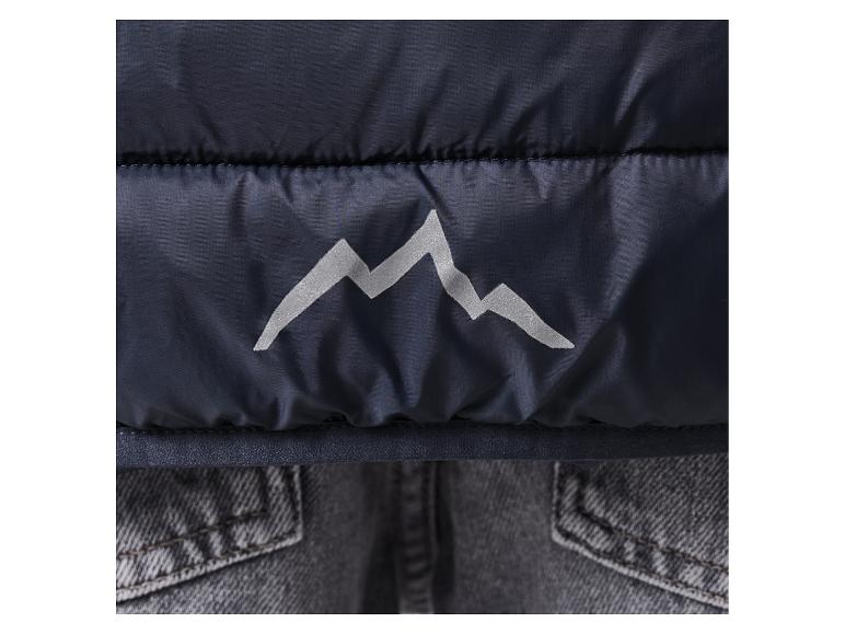 Detail van een donsjas met een berglogo.