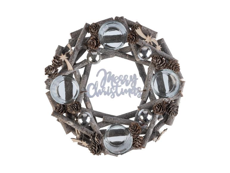 Houten kerstkrans met dennenappels, ballen en kaarsenhouders.