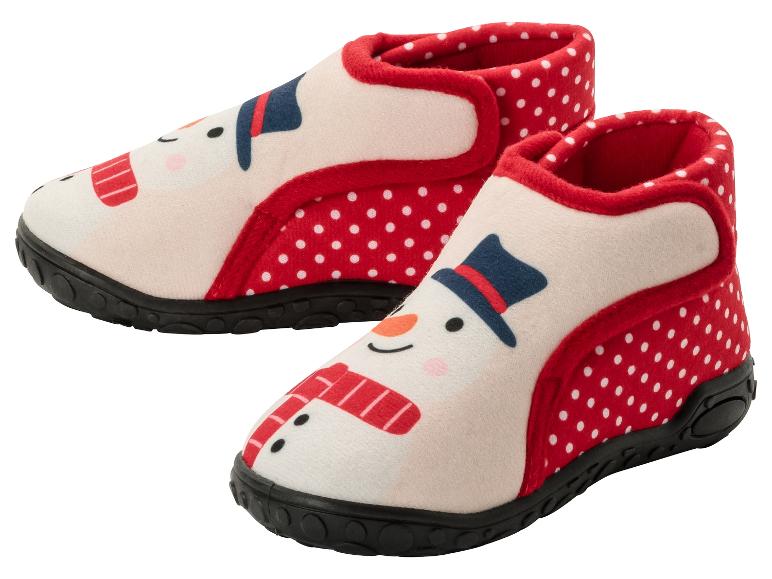 Twee paar rode pantoffels met witte stippen en een sneeuwpop ontwerp.