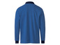 Een blauw, lang mouw poloshirt.