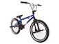 Blauwe BMX-fiets met witwandbanden en zwarte pedalen.