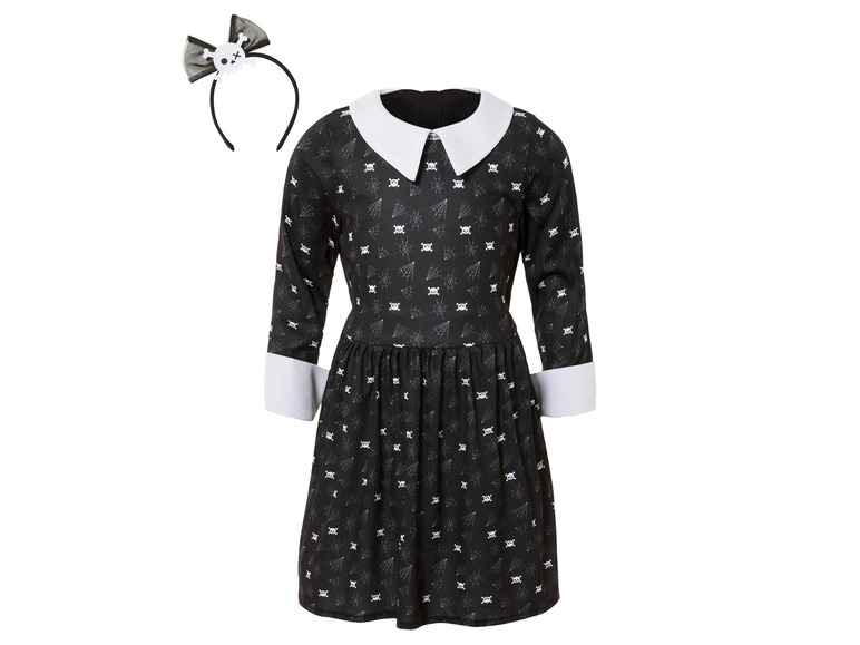 Een zwart jurkje met spinnenwebben en schedels voor Halloween met een bijpassend hoofdband.