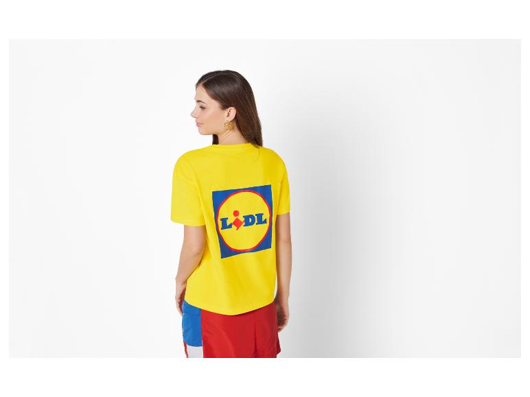 Geel Lidl t-shirt en kleurrijk short.