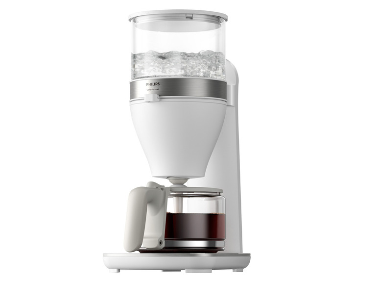 Een witte Philips koffiezetapparaat met een glazen kan gevuld met koffie.