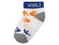 Een witte sok met blauwe 'WORLD' band en kleurrijke print