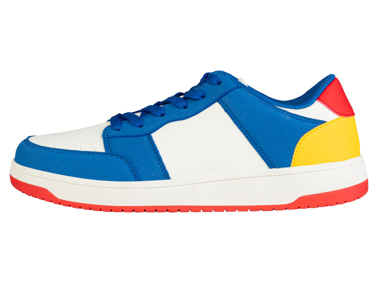 Een blauwe en witte sneaker met rode en gele details.