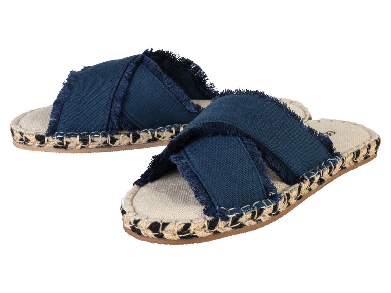 Twee paar blauwe espadrilles met franjes.