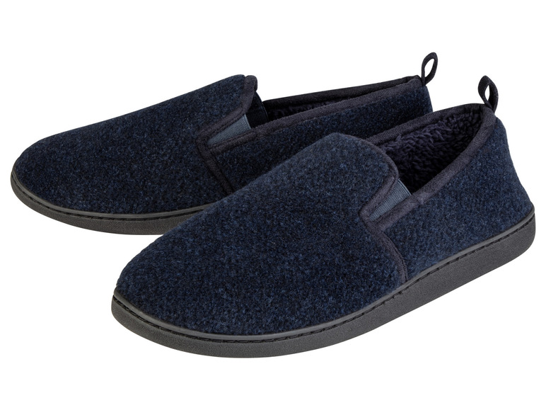 Twee paar blauwe pantoffels met een zachte voering.