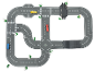 Speelgoedwegbaan met auto's, een brug en een rotonde op een witte achtergrond.