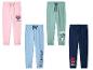 Vier kinderjoggingbroeken: roze met Minnie Mouse, lichtblauw met Stitch, groen met Mickey Mouse en marineblauw met Spidey.