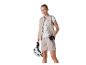 Vrouw in beige fietsvest en -shorts, met witte helm en handschoenen.