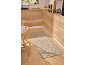 Keukenloper met geometrisch patroon in een moderne keuken met houten accenten.
