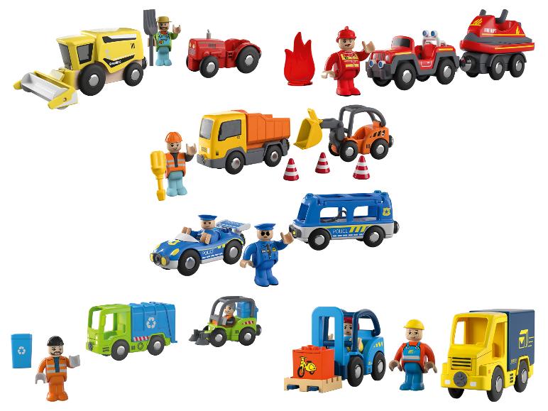 Houten speelgoed met voertuigen, waaronder een combine, vrachtwagen en politieauto's.
