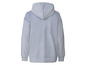 Een lichtblauwe hoodie met capuchon.