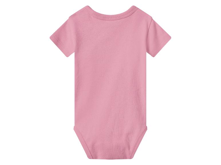 Roze babyromper met korte mouwen, achteraanzicht.