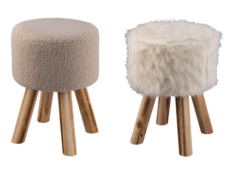 Twee ronde poefs met een zachte, pluche bekleding en houten poten.