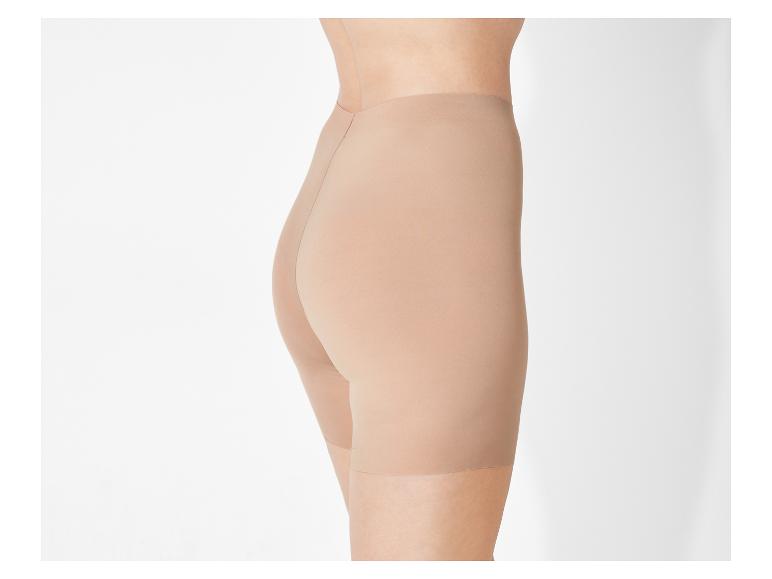 Beige shapewear shorts en body.