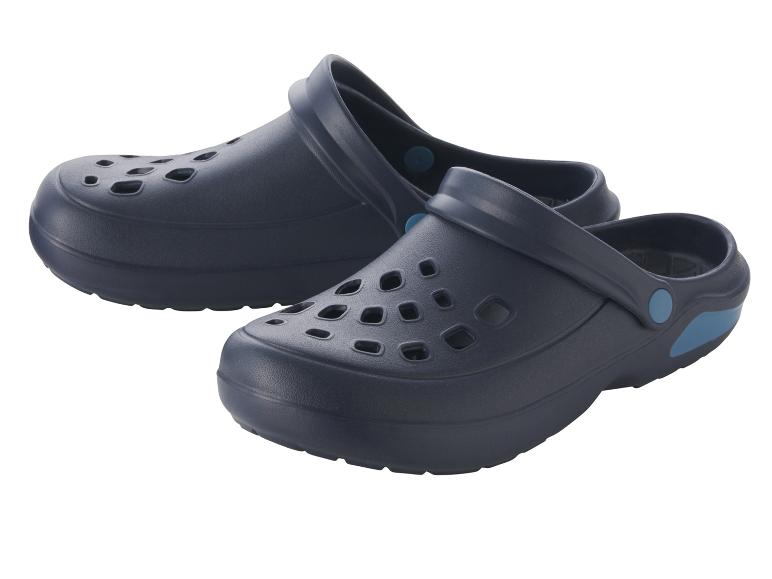 Twee paar donkerblauwe, geperforeerde klompen.