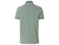 Een groene poloshirt met witte boord.