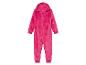 Een roze onesie met capuchon voor kinderen.
