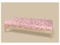 Roze hoeslaken met bloemenprint op een licht houten bedframe.