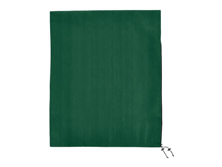 Een donkergroen, rechthoekig zeil met een rits en zwarte trekkoorden in de rechterbenedenhoek.