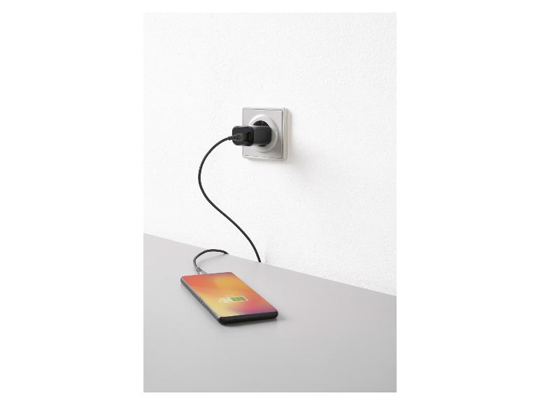Een smartphone wordt opgeladen met een stekkeradapter.