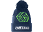 Donkerblauwe gebreide muts met pompon en groen kubusmotief