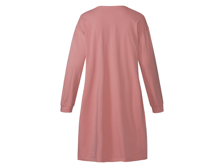 Een roze, lange, effen jurk.