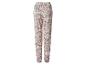 Dames pyjamabroek met paisley-patroon in beige, roze en blauwe tinten.