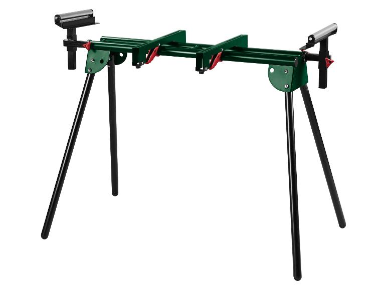 Groene werkstandaard met zwarte poten en rollen, op een witte achtergrond.